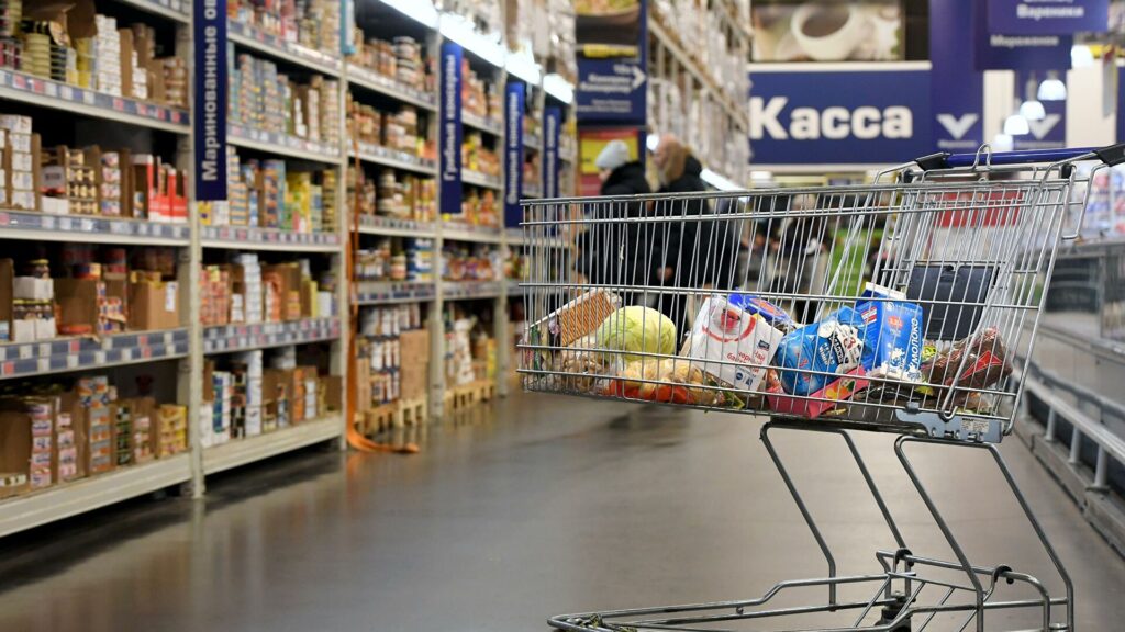 В июне продовольственные цены снизились впервые за 12 месяцев
